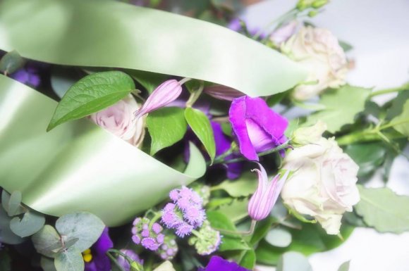 Composition et livraison d'une gerbe de fleurs naturelles avec ruban pour enterrement - Le Touvet - Vertige Floral