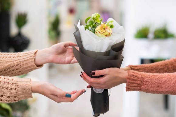 Fleuriste pour la création d'un bouquet de fleurs coupées du moment - Le Touvet - Vertige Floral