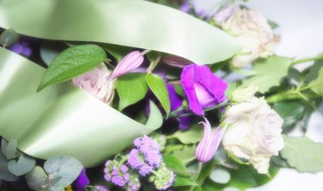 Composition et livraison d'une gerbe de fleurs naturelles avec ruban pour enterrement - Le Touvet - Vertige Floral