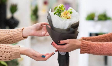 Fleuriste pour la création d'un bouquet de fleurs coupées - Le Touvet - Vertige Floral