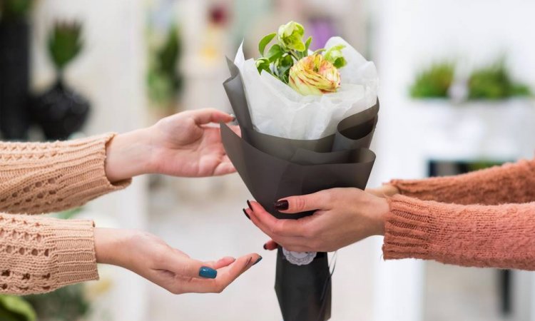 Fleuriste pour la création d'un bouquet de fleurs coupées - Le Touvet - Vertige Floral